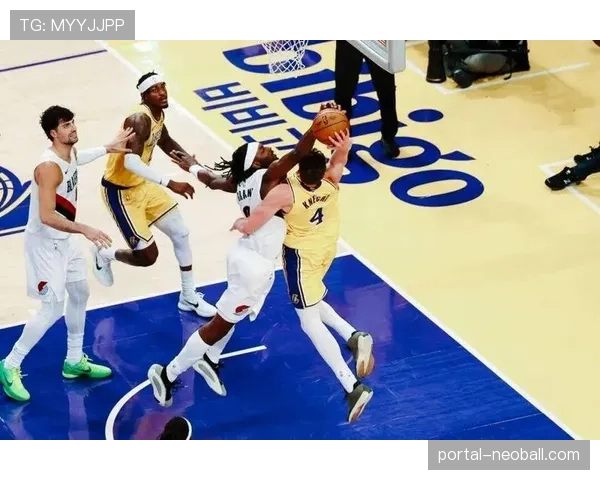 半场战报:湖人利用失误打出一波18-2反击高潮,领先勇士12分